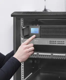 Qoltec Uninterruptible захранващ блок UPS RACK