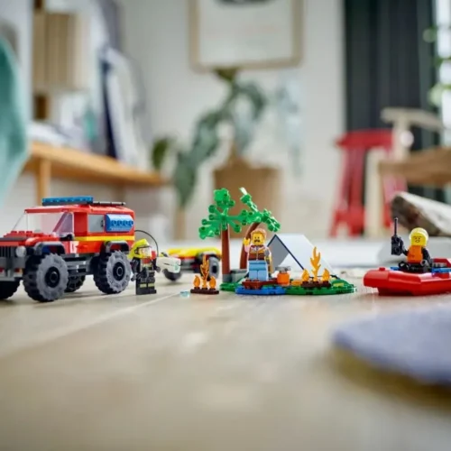 Alternative view of LEGO LEGO City 60412 4x4 Fire Truck with Rescue Boat