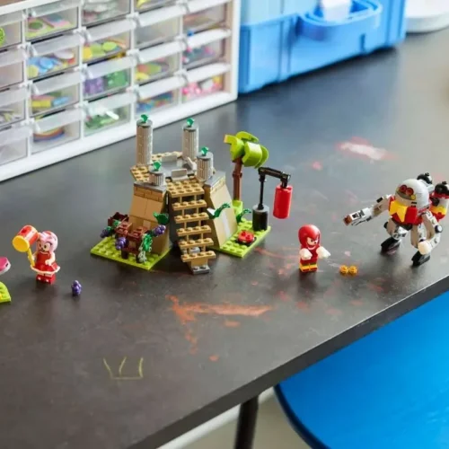 Alternative view of LEGO LEGO Sonic Knuckles and the Master Emerald Shrine