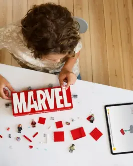 Alternative view of LEGO Blocks Super Heroes 76313 MARVEL Logo & Minifigures