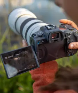 Alternative view of Canon EOS R5 Mirrorless Camera + RF24-105 F4L IS USM 4147C015