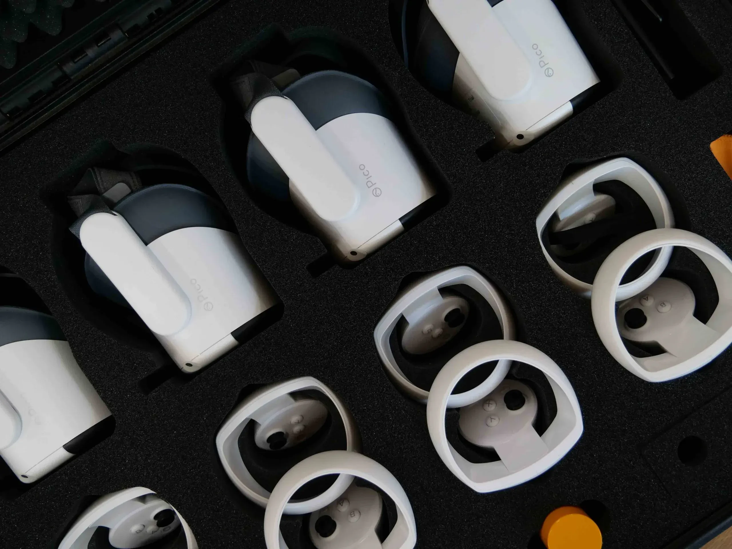 Комплект VR Expert 4 бр. PICO Neo 3 VR очила, куфар, рутер, таблет и аксесоари - Image 10