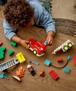 Alternative view of LEGO Blocks DUPLO 10473 Fire Engine with Hose and Firefighter