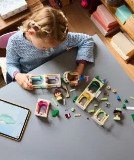 Alternative view of LEGO Blocks Disney 43291 Mini Belle and Tiana with Castle