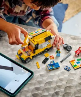 Alternative view of LEGO Blocks City 60500 The LEGO Van