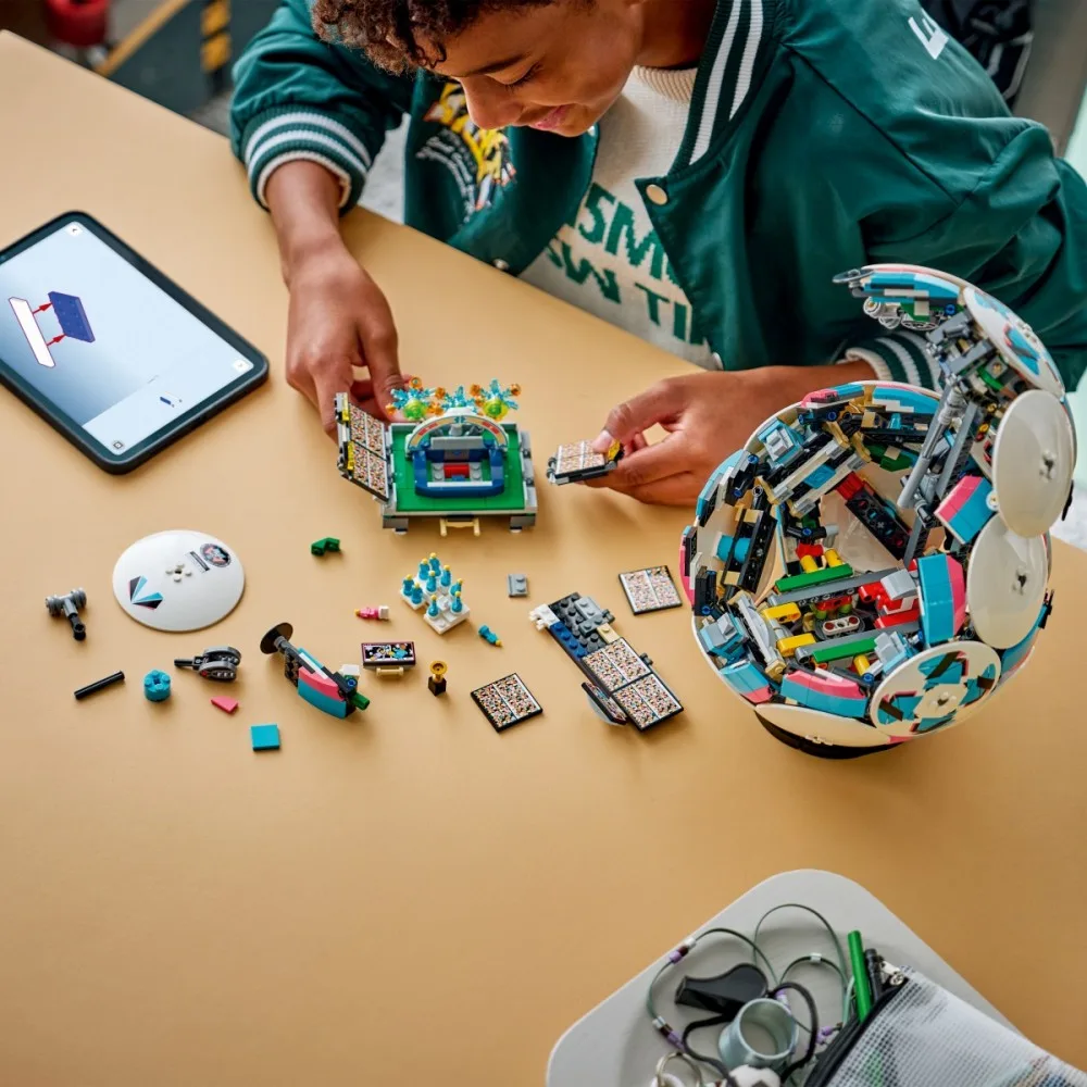 LEGO LEGO Editions 43019 Soccer Ball - Image 5