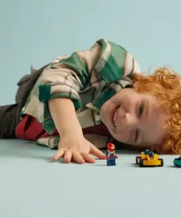 Alternative view of LEGO LEGO City 60400 Go-Karts and Race Drivers