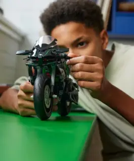 LEGO LEGO Technic 42170 Kawasaki Ninja H2R Motorcycle