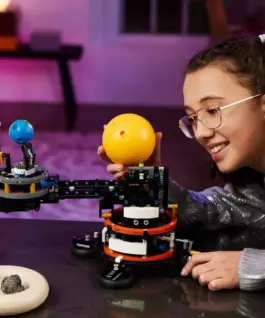 LEGO LEGO Technic 42179 Planet Earth and Moon in Orbit