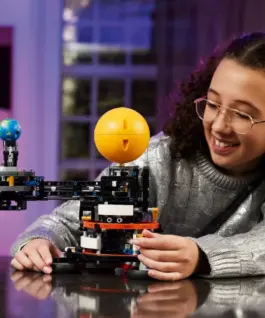 LEGO LEGO Technic 42179 Planet Earth and Moon in Orbit