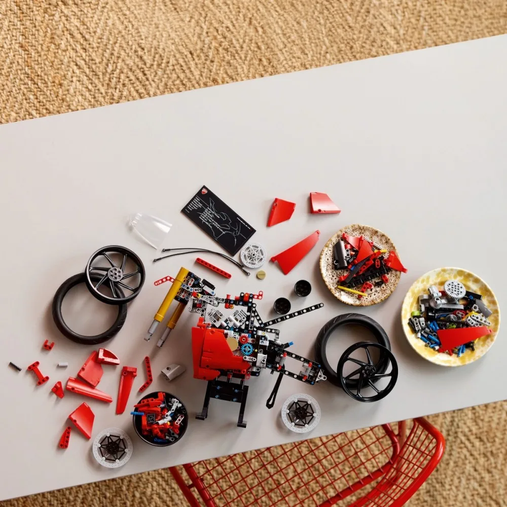 LEGO LEGO Technic 42202 Ducati Panigale V4 S Motorcycle - Image 2