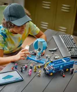 LEGO Bricks Fortnite 77073 Battle Bus