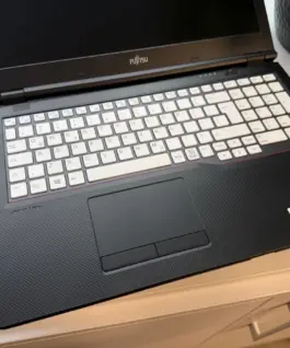 Alternative view of Fujitsu FTS LifeBook E559 W11P i5-8265U/16GB/240GB/15.