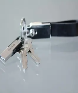 USB памет SanDisk Ultra Flair