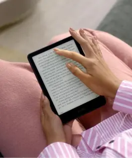 Alternative view от eBook четец Kindle Paperwhite Signature Edition 7", 32GB, 2024, 12 генерация, IPX8, metalilic rasberry